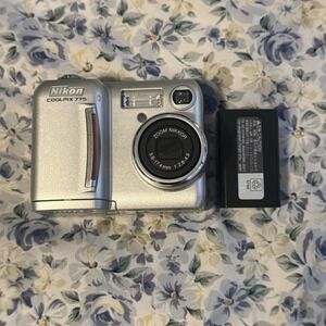 Nikon COOLPIX 775 2.1MP Digital Camera - Silver UNTESTED W/ Battery.